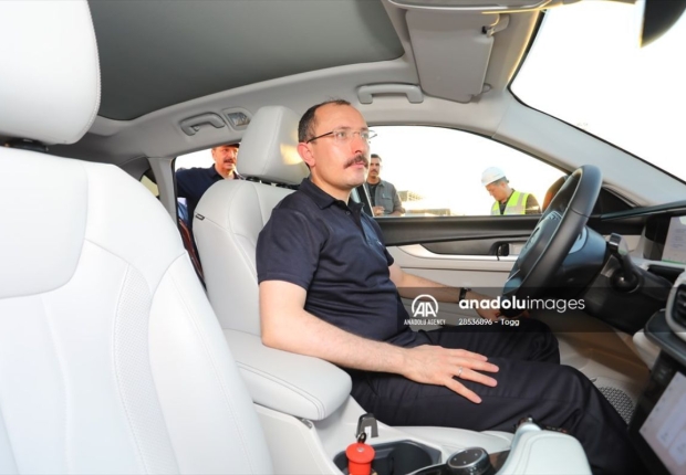 وزير التجارة التركي يجري قيادة تجريبية للسيارة المحلية-الأناضول