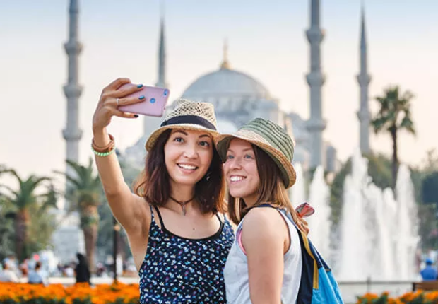 سياح أجانب في اسطنبول-ارشيف