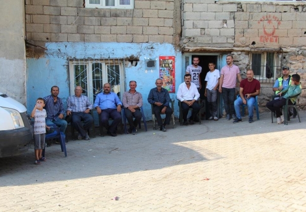 رجال من سكان القرية التركية