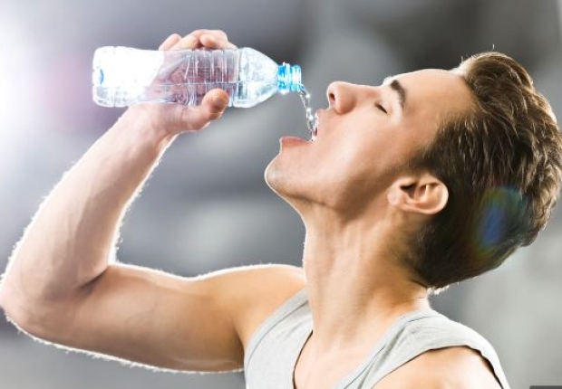 هناك العديد من الفوائد التي يجنيها الشخص من شرب المياه حصرا