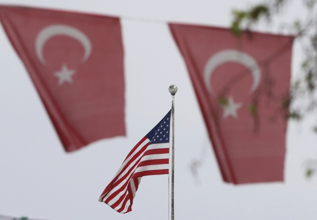 أعلام تركية تزين شارعًا خارج السفارة الأمريكية في أنقرة
