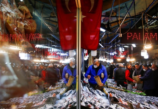 محل لبيع المأكولات البحرية في أنقرة-رويترز