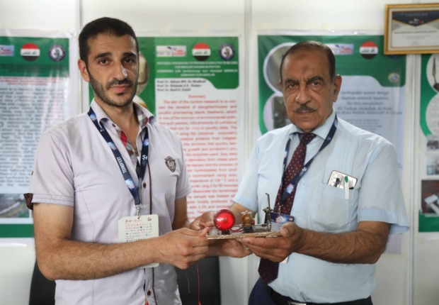 المهندس العراقي (يسار) يعرض جهاز استشعار الزلازل في مهرجان "تكنوفيست البحر الأسود 2022"-الأناضول
