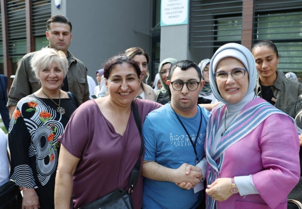 أمينة أردوغان تجري جولة في المركز-الأناضول