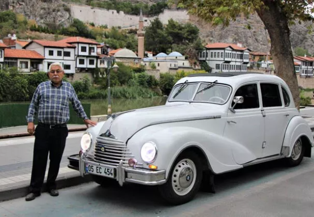 التركي كمال بكتاش بجانب سيارته