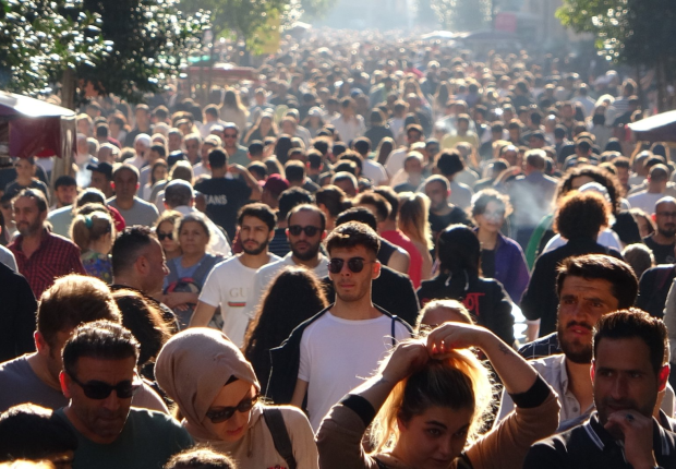 حشد كبير من الناس في شارع الاستقلال في اسطنبول، 25 سبتمبر 2022