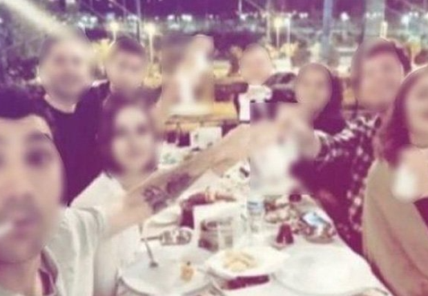 صورة لأتراك يشربون الخمر في ليلة القدر تثير انتقادا واسعا في تركيا