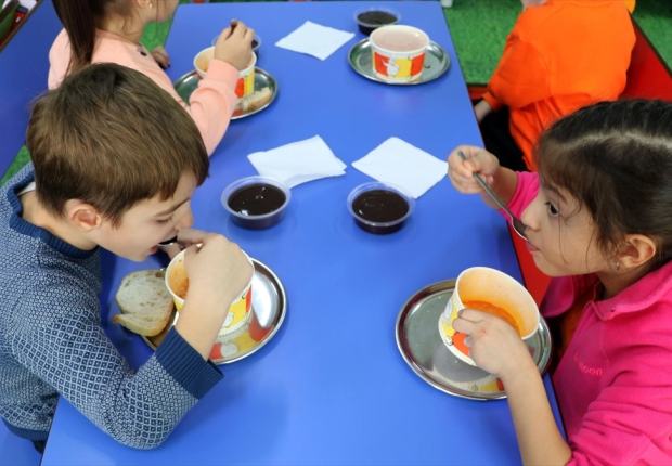 1.8 مليون طالب في تركيا يستفيدون من وجبة غداء مجانية