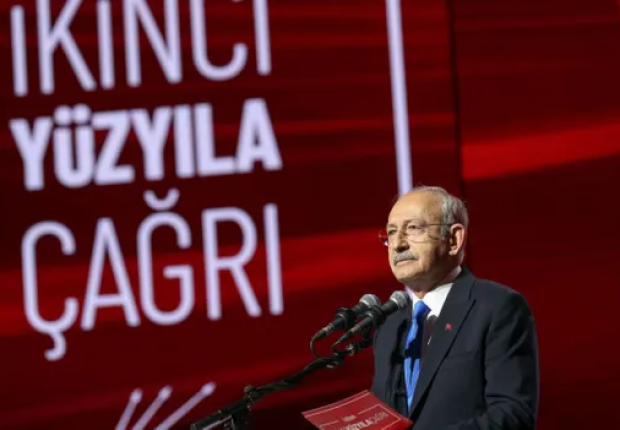 كمال كيليتشدار أوغلو رئيس حزب الشعب الجمهوري خلال كلمته في مؤتمر للحزب باسطنبول