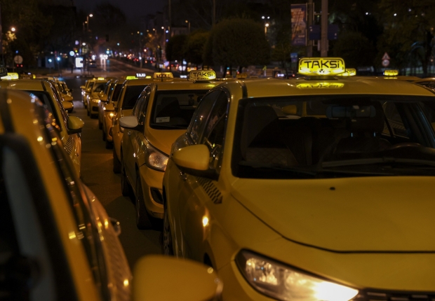 شكاوى مستمرة من "جشع" سائقي سيارات الأجرة في اسطنبول