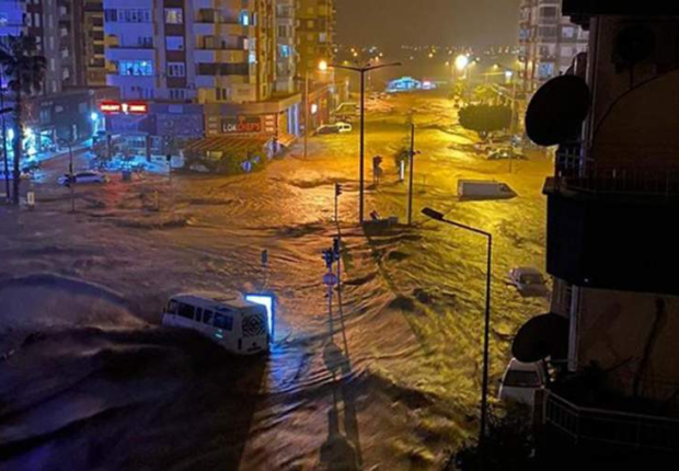 أمطار غزيرة تتساقط على أنطاليا التركية