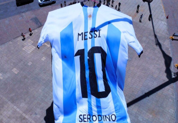 قميص الأرجنتين بطول 18 مترًا يظهر رقم نجم كرة القدم ليونيل ميسي معروضًا في (النصب التذكاري للعلم الوطني) ، في روزاريو (رويترز)