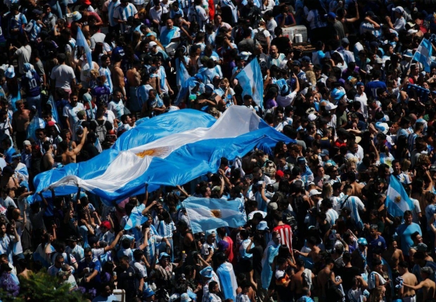 احتفالات عارمة في الأرجنتين بعد فوز المنتخب ببطولة كأس العالم لكرة القدم 2022
