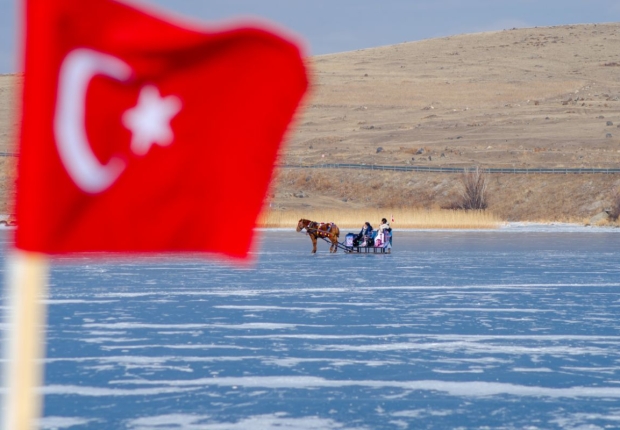 يمارس الزوار أنشطة مختلفة مثل ركوب الزلاجات التي تجرها الخيول أو السير فوق السطح المتجمد للبحيرة..