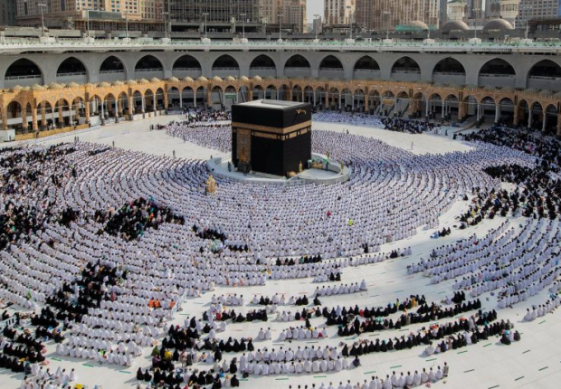 التأشيرة تسمح للمسافرين بدخول المملكة من أجل أداء العمرة وزيارة المسجد النبوي الشريف (رويترز)
