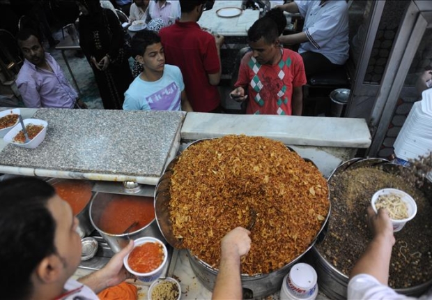 أسعار مكونات وجبة الكشري ارتفعت بشكل حاد في مصر (رويترز)