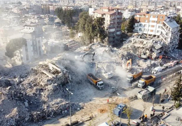 من آثار الزلزال في هطاي التركية - رويترز