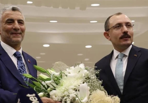بولاط (يسار) لدى تسلمه مهام منصبه في الحكومة التركية الجديدة  من الوزير السابق محمد موش.