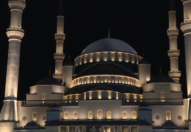 المؤذنون في تركيا يهتمون برفع الأذان بأساليب متنوعة ومقامات ملحونة في جميع المساجد