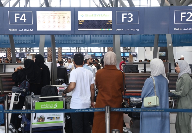 مسافرون في مطار مسقط الدولي