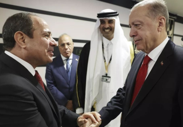 الرئيس أردوغان ونظيره المصري عبد الفتاح السيسي خلال قصير في الدوحة خلال فعاليات كأس العالم