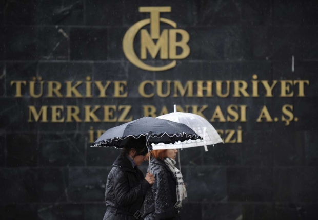سيدتان تعبران أمام مقر البنك المركزي التركي في العاصمة أنقرة