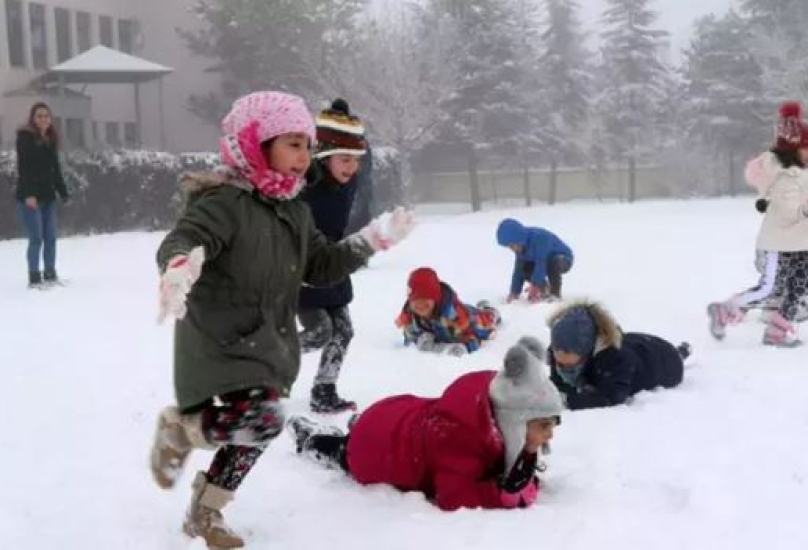 أطفال يلهون في الثلوج بأحد المدن التركية