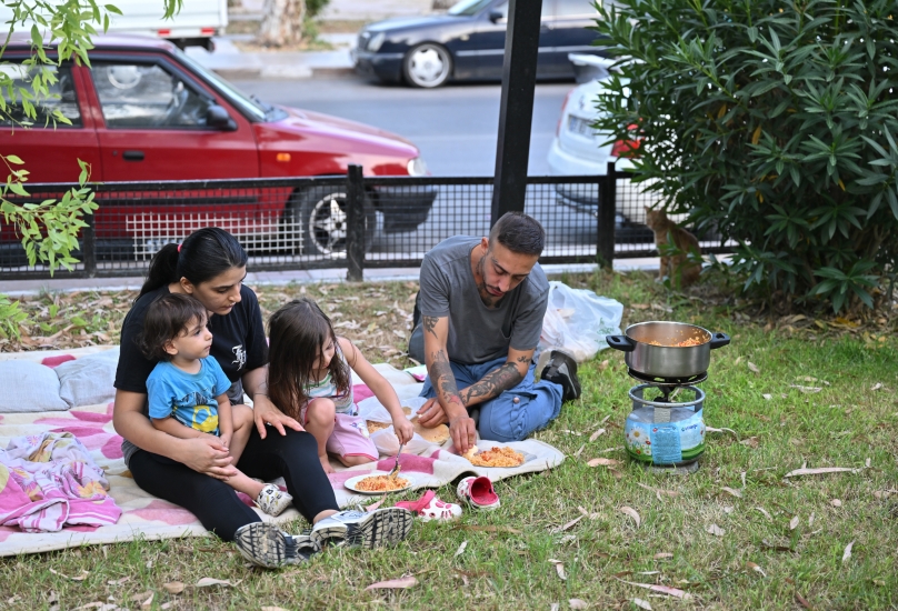 العائلة التركية تعيش في حديقة بعدما فقدت المأوى