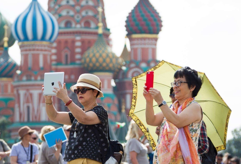 سياح اجانب في موسكو