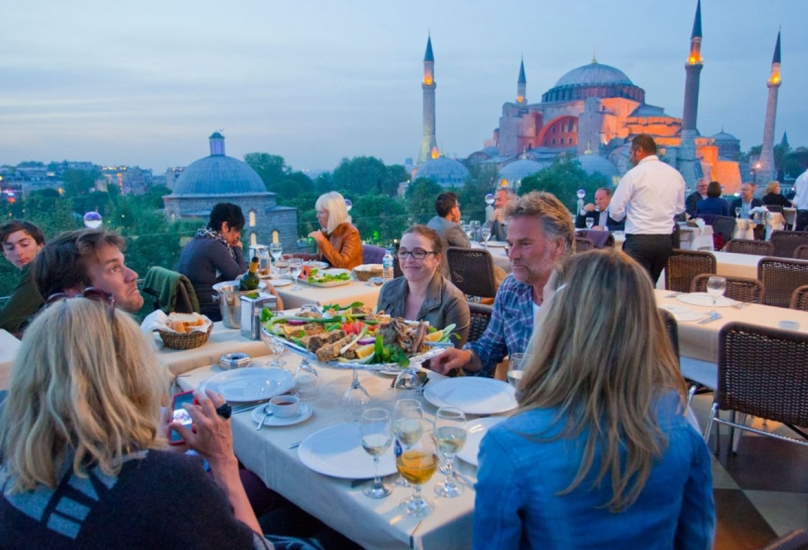 سياح أجانب في أحد الفنادق بإسطنبول-صورة أرشيفية