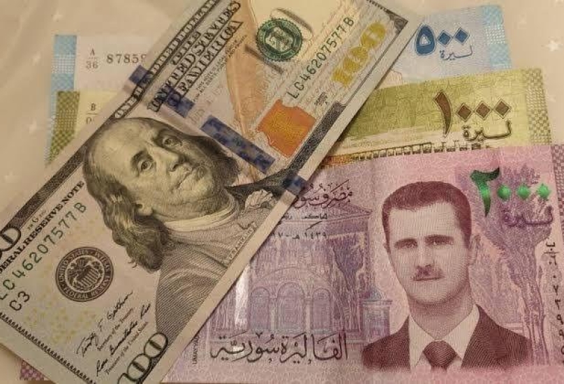 الليرة السورية سجلت مستويات هي الأولى لها في التاريخ وأصبحت تتداول أمام الدولار الامريكي في بعض المحافظات 1800 ليرة سوري - أرشيف