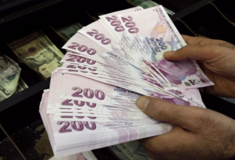 هوت العملة التركية الاثنين إلى 6.985 مقابل الدولار وهو أقل مستوى منذ 13 مايو أيار