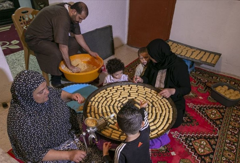 عائلة تونسية تجهز كعك العيد-الأناضول