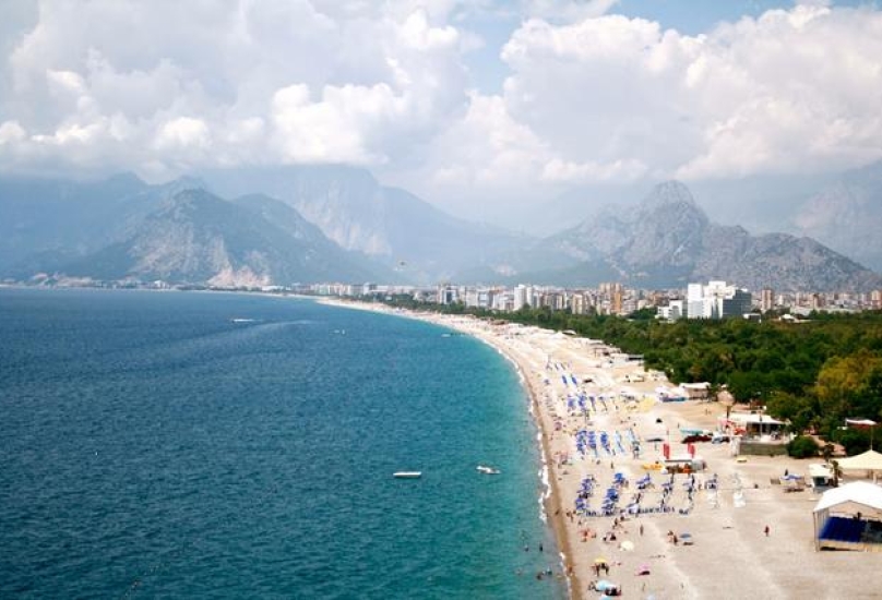 شاطئ كونيالتي في أنطاليا والذي يعتبر من أشهر الشواطئ في العالم - حرييت