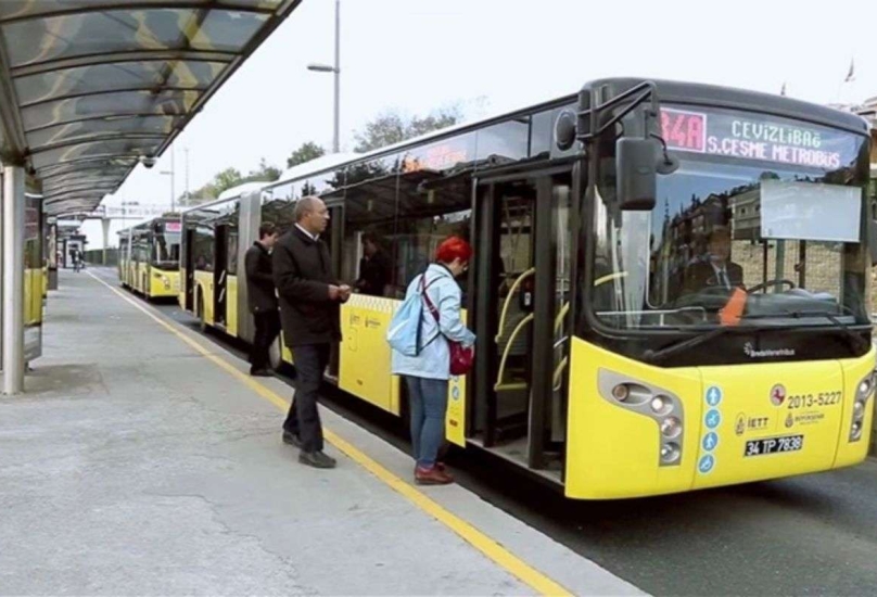 مواطنون يستعدون لركاب إحدى الحافلات العامة في إسطنبول-أرشيفية