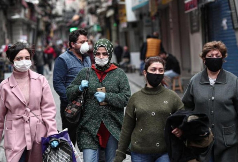 مواطنون أتراك يرتدون كمامات في أحد شوارع إسطنبول (إ.ب.أ)