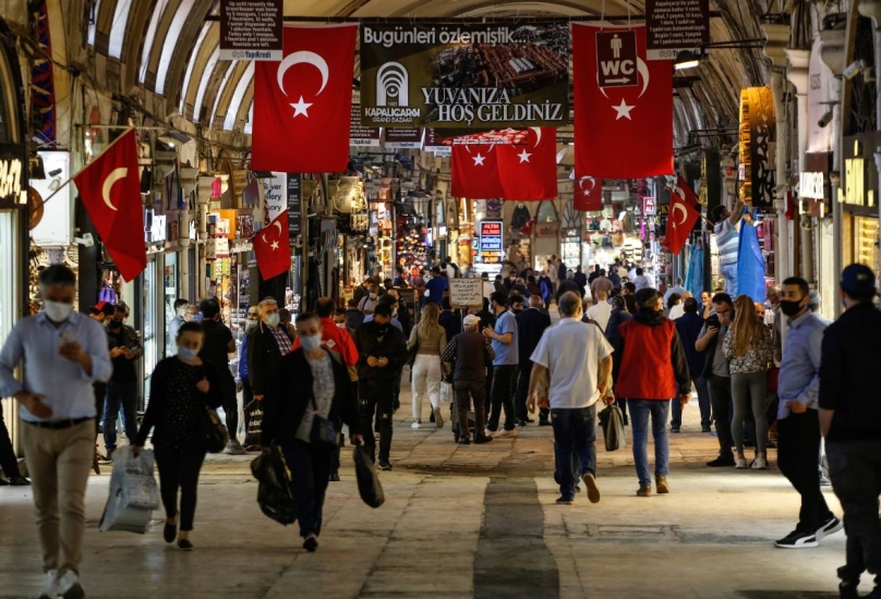أفراد يرتدون كمامات واقية من كورونا داخل البازار الكبير في إسطنبول-AP