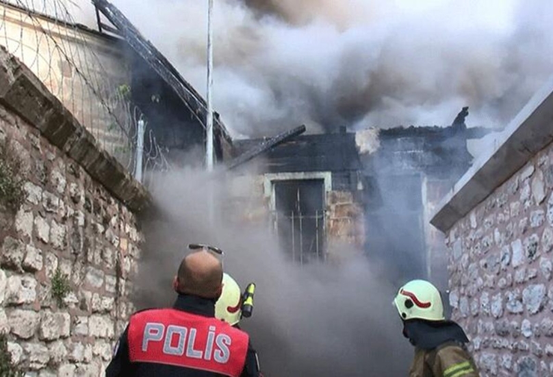 رجال إطفاء يتعاملون مع حريق في إسطنبول-صورة أرشيفية