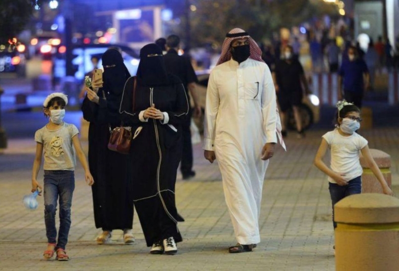 عائلة سعودية يضع أفرادها كمامات واقية من فيروس كورونا في الرياض يوم الأحد-رويترز