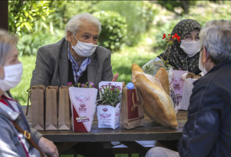 مواطنون مسنون في تركيا عقب تخفيف قيود الحظر المفروضة عليهم-غيتي