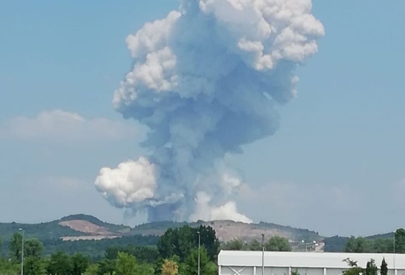 كتلة من الدخان تتصاعد عقب انفجار مصنع الألعاب النارية في سكاريا-مواقع إلكترونية