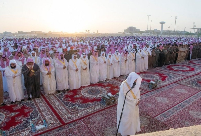 مواطنون سعوديون يؤدون صلاة العيد في العراء-صورة أرشيفية