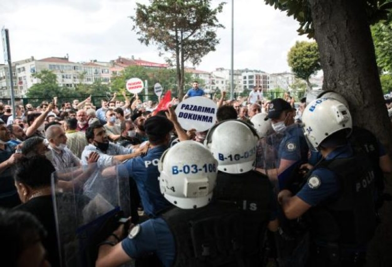 الشرطة تصد المحتجين أمام مبنى البلدية وسط اسطنبول