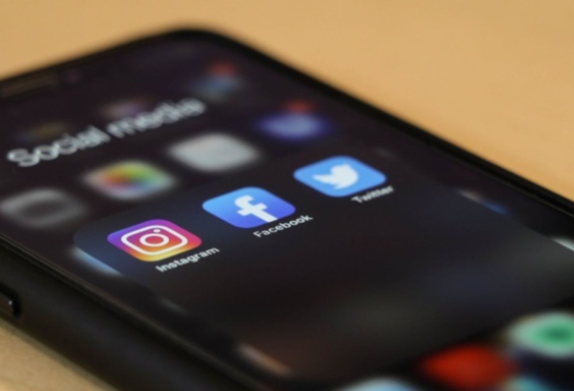 يسعى مشروع القانون إلى وضع حدد للشتائم والإهانات عبر وسائل التواصل الاجتماعي