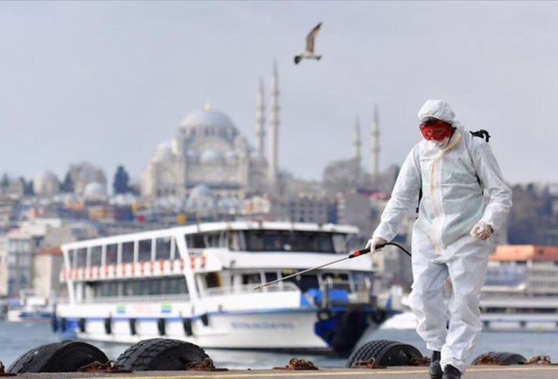 عامل يقوم بحملة تعقيم ضد وباء كورونا في إسطنبول-أرشيفية