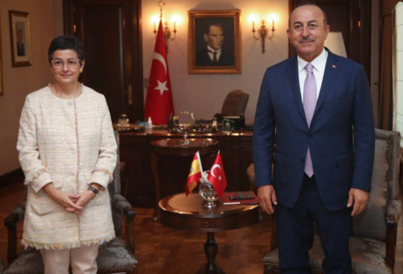 وزير الخارجية التركي مولود جاويش أوغلو وبجواره وزيرة الخارجية الإسبانية-رويترز