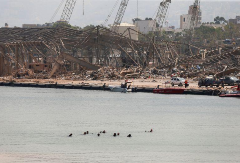 غطاسون لبنانيون في موقع انفجار بيروت-رويترز