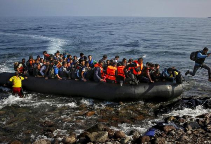 قارب يحمل لاجئين إلى اليونان