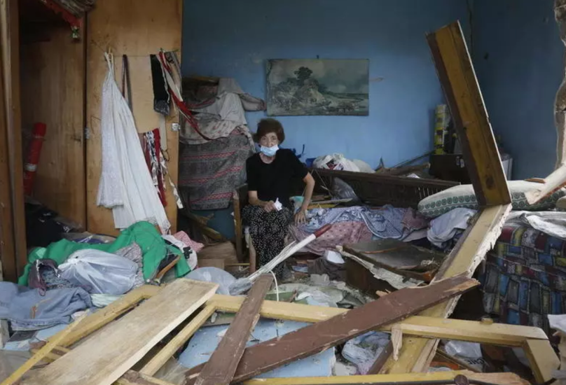 امرأة وسط ركام منزلها الذي تدمر جراء انفجار بيروت-أرشيف فرانس برس