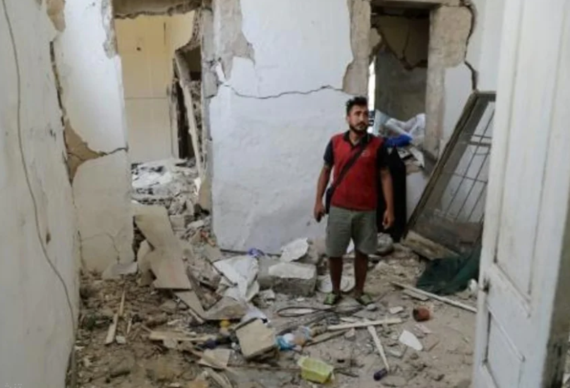 سوري يتفقد مبنى مهدما في حي الكرنتينا في بيروت عقب الانفجار-فرانس برس